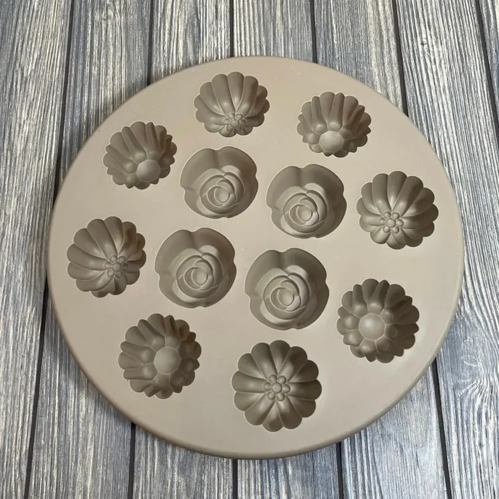 Pampered Chef 1613 Silicone Bakeware Floral Cupcake Pan Muffin 12‎ Cup Rigid
